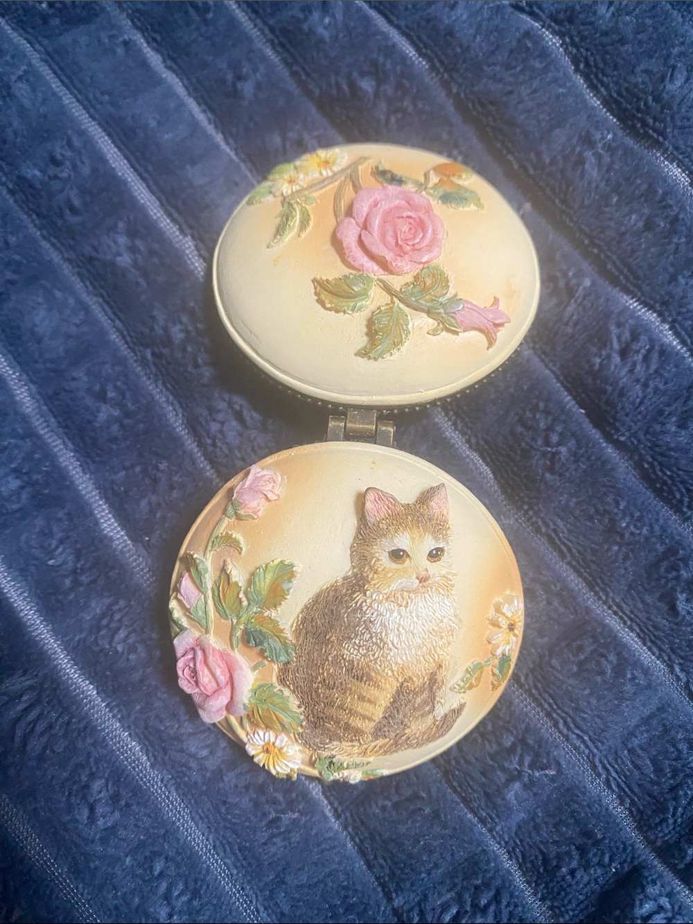 Vintage Cat Compact Mirror with Pink Roses